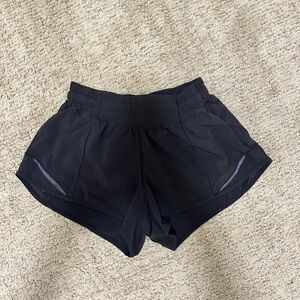 Lululemon Hotty Hot Low-Rise Lined Short 2.5" size 2